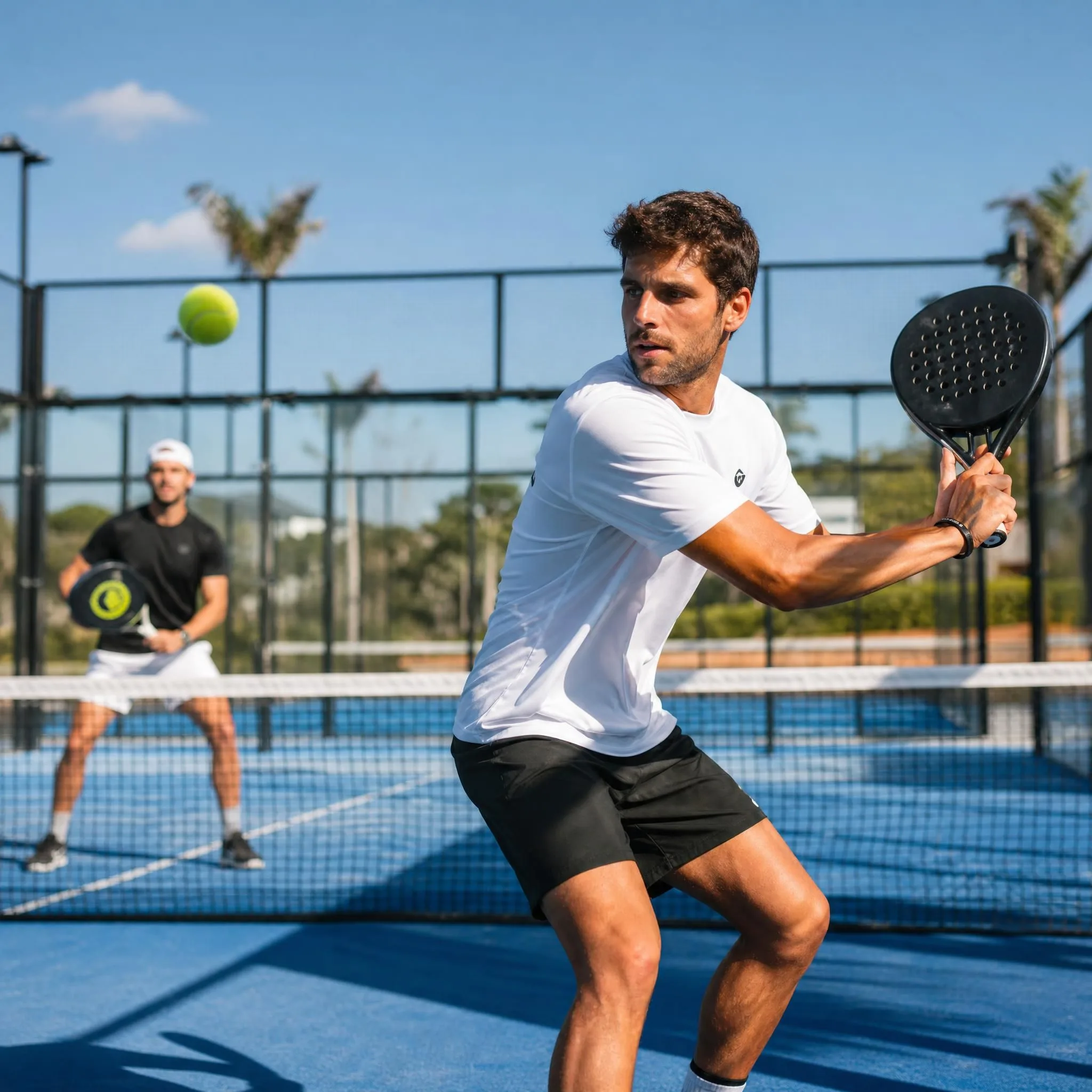 Stage de padel ou cours hebdomadaires : quelle est la meilleure solution pour progresser ?
