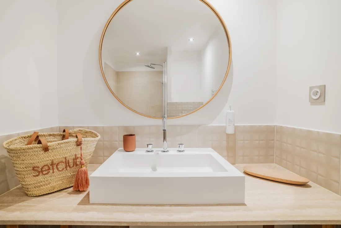 Salle de bain d’une chambre du Set Club Hôtel